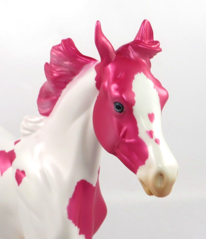 FLASHY HEART-OOAK WHITE & PINK DECORATOR YEARLING MODEL HORSE BY KAYLA WESSE SB20