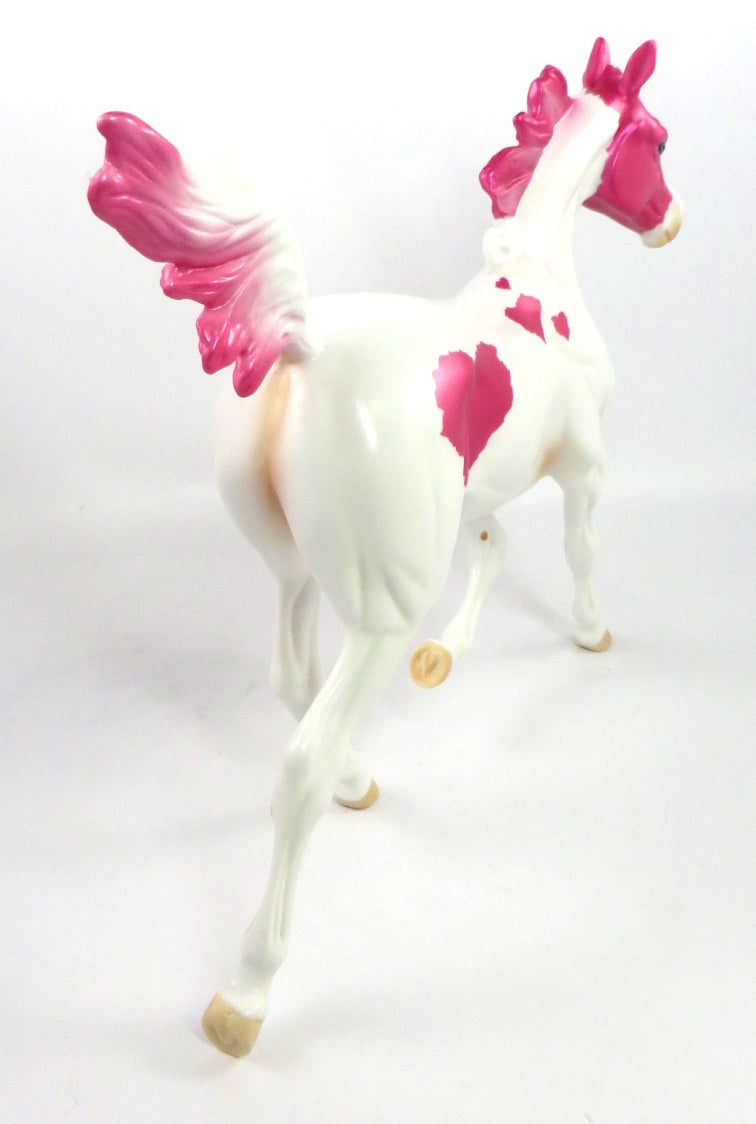 FLASHY HEART-OOAK WHITE & PINK DECORATOR YEARLING MODEL HORSE BY KAYLA WESSE SB20