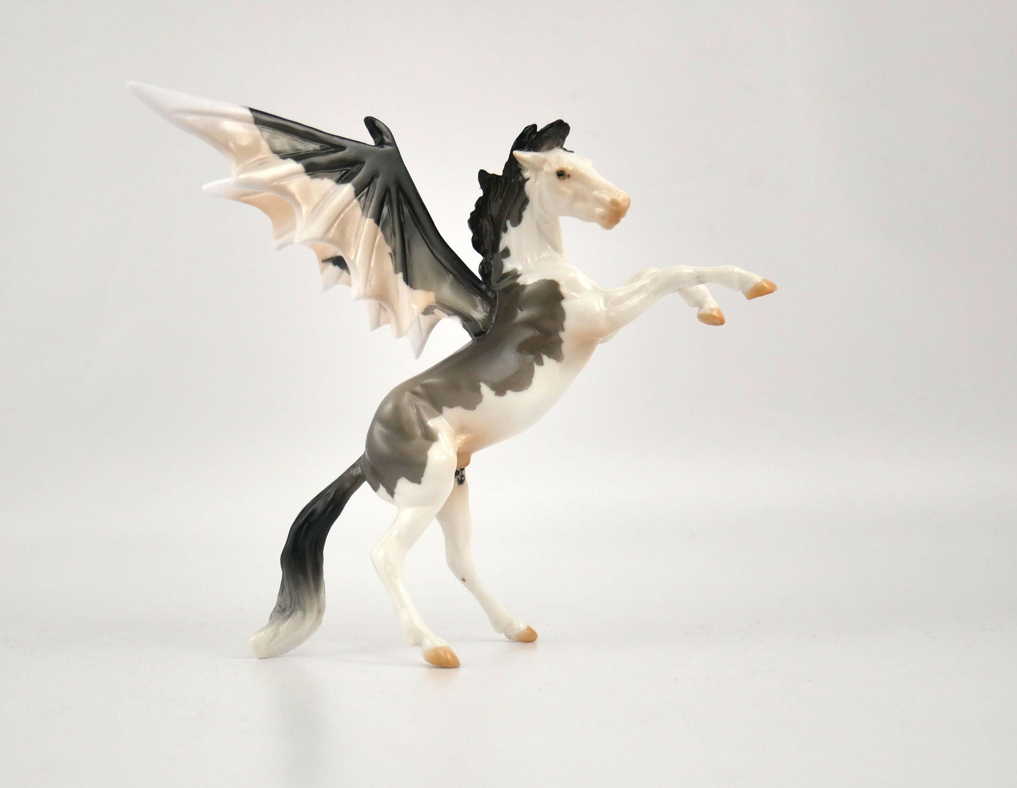GREY-OOAK BAT CHIP DECORATOR BY AUDREY DIXON MM2020