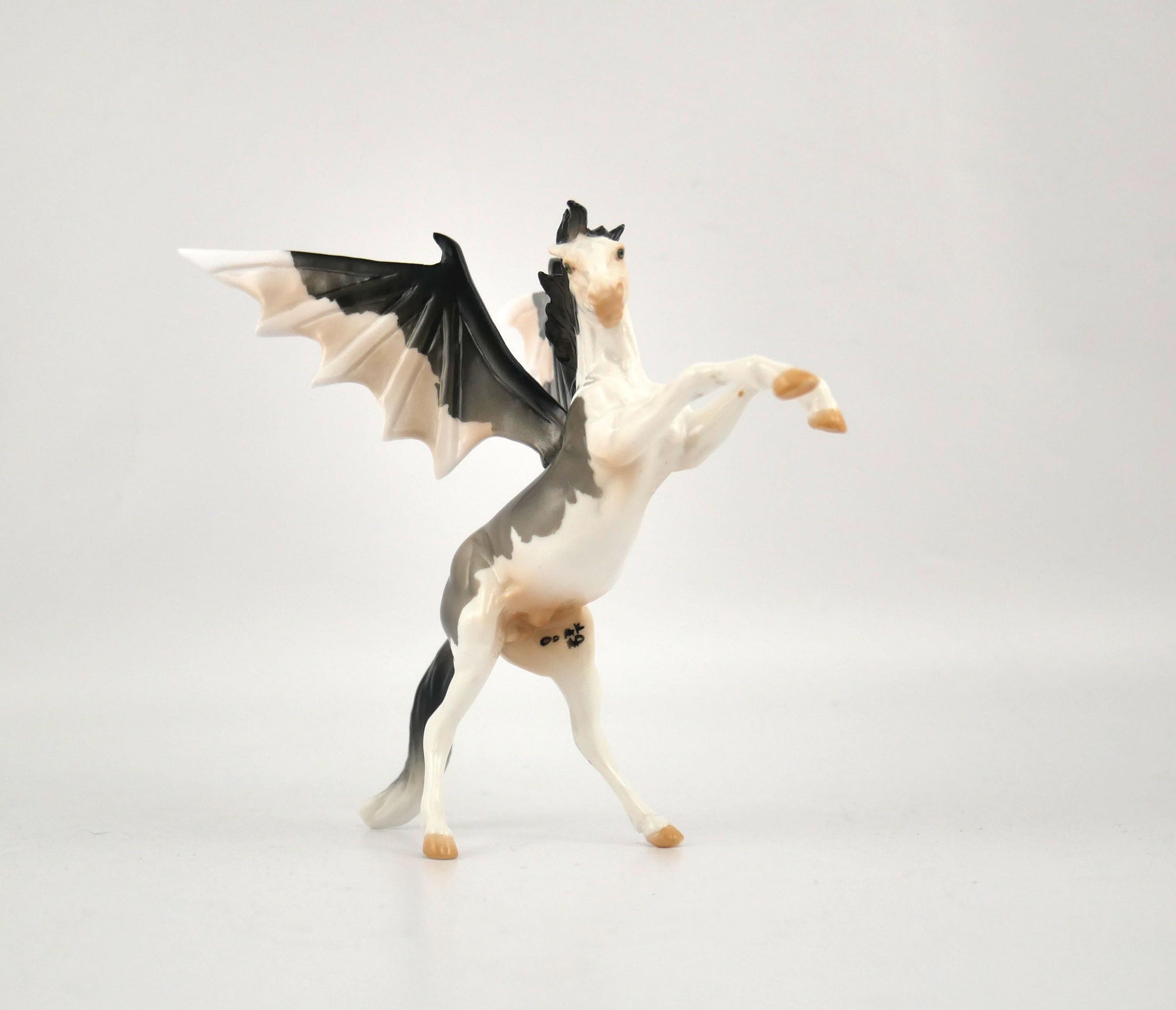 GREY-OOAK BAT CHIP DECORATOR BY AUDREY DIXON MM2020