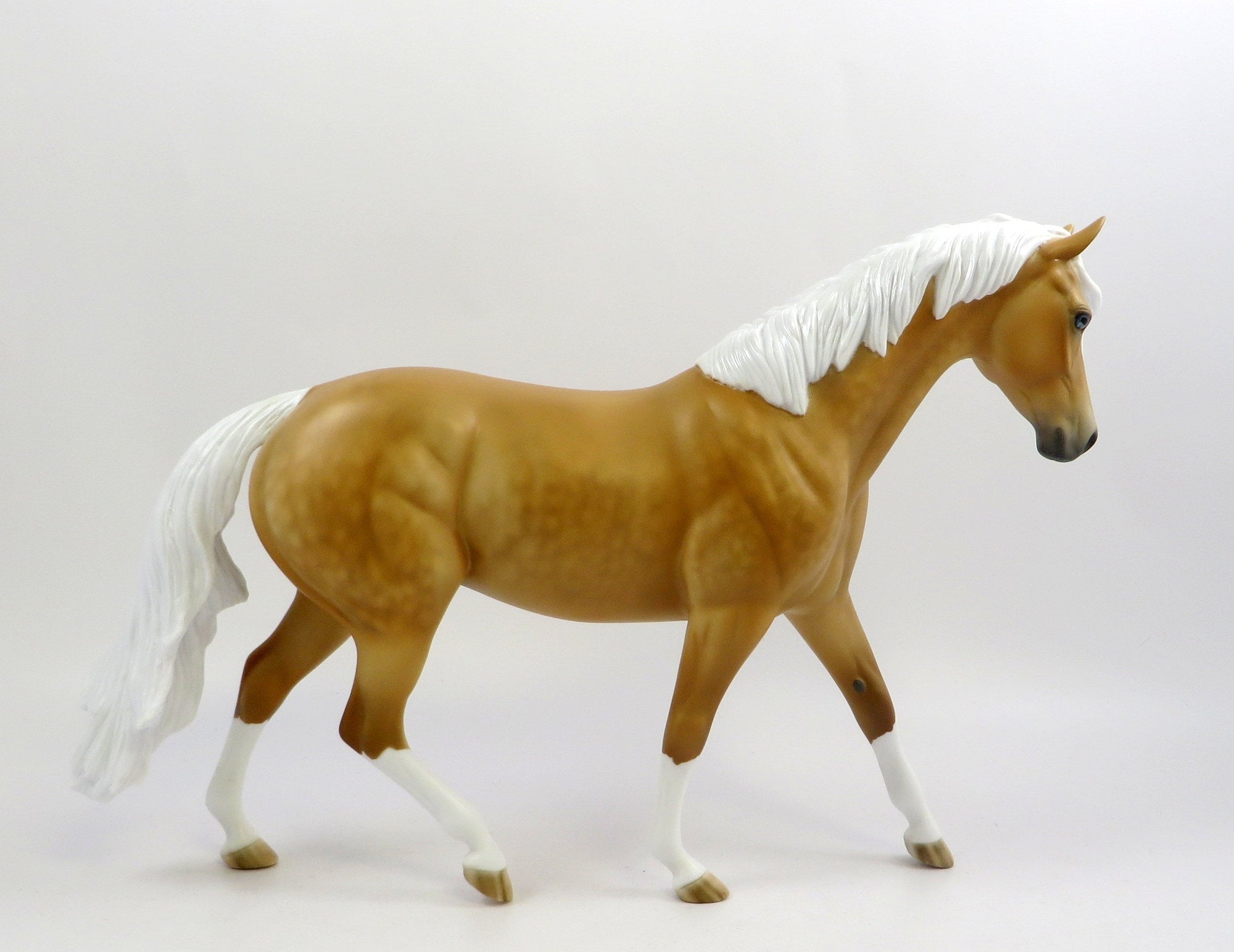 GUINEVERE-LE10 DAPPLE PALOMINO PONY MODEL HORSE EQ 2019
