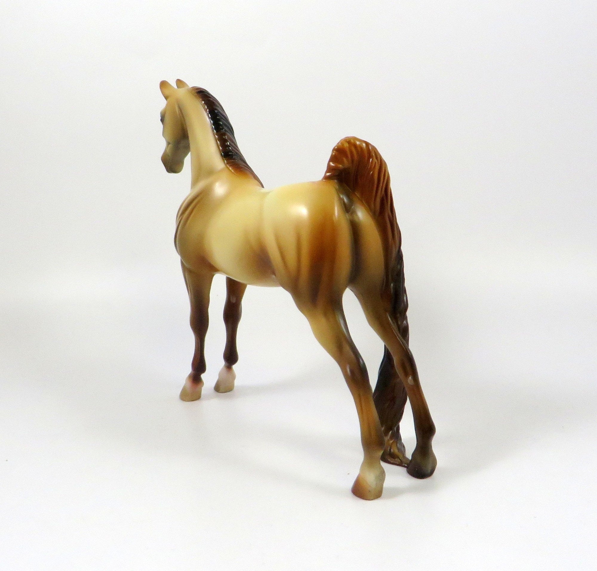 WILLS-OOAK AMBER CHAMPANGE SADDLEBRED PEBBLE MODEL HORSE 8/6/19