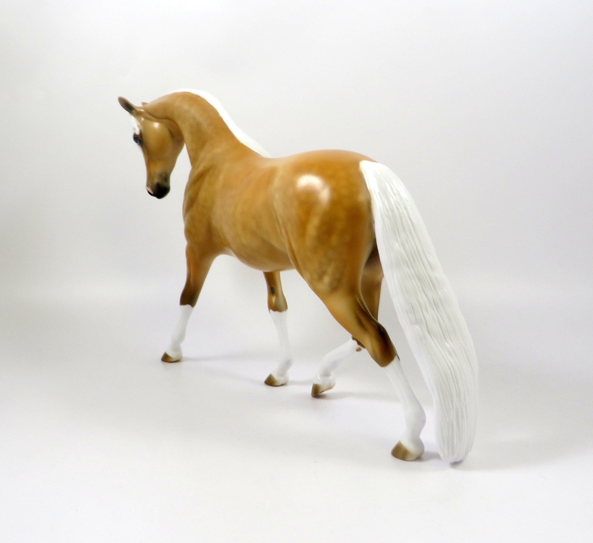 GUINEVERE=CM LE 10 PALOMINO PONY WITH LONG TAIL EQ 2019