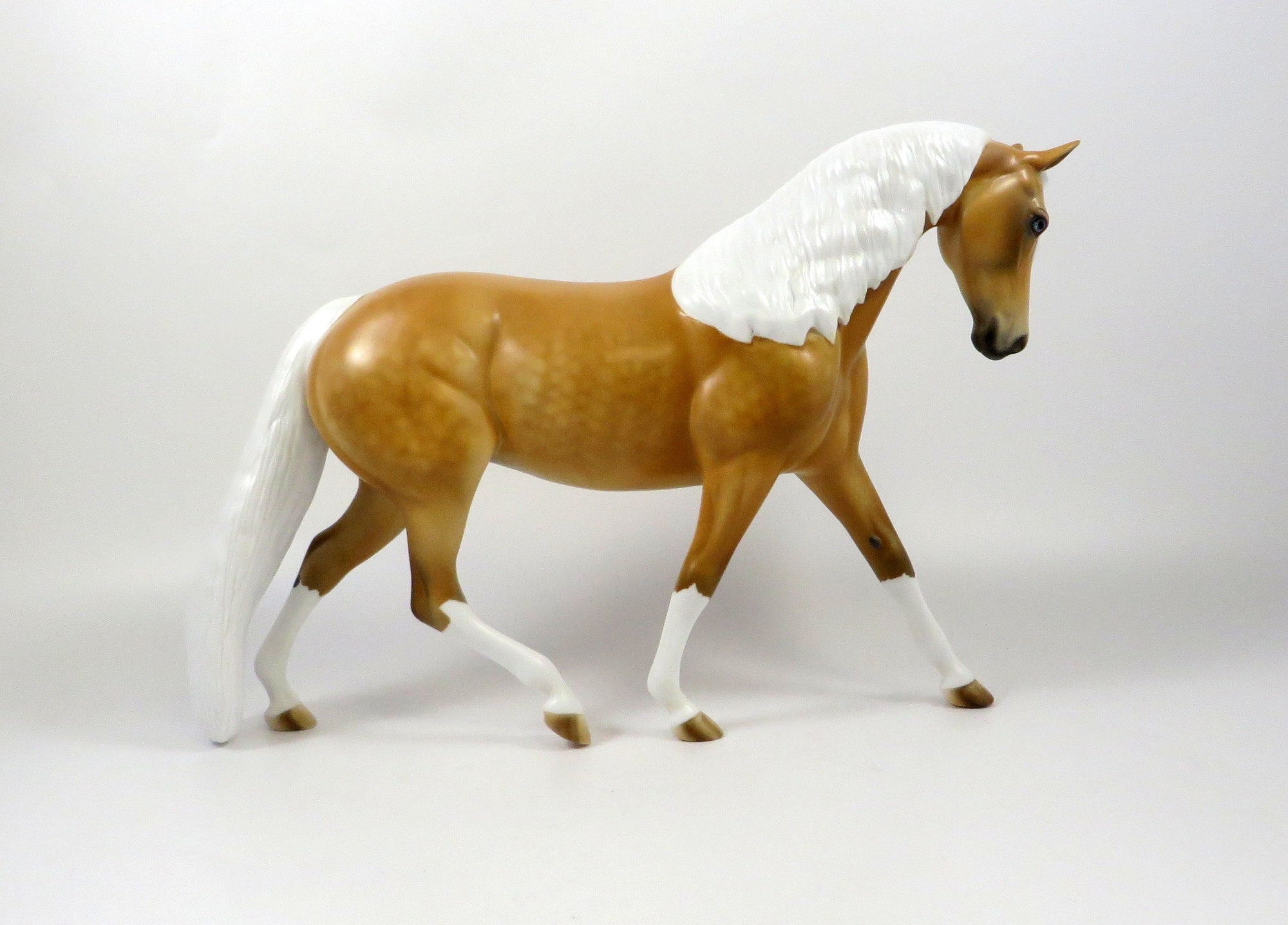 GUINEVERE=CM LE 10 PALOMINO PONY WITH LONG TAIL EQ 2019