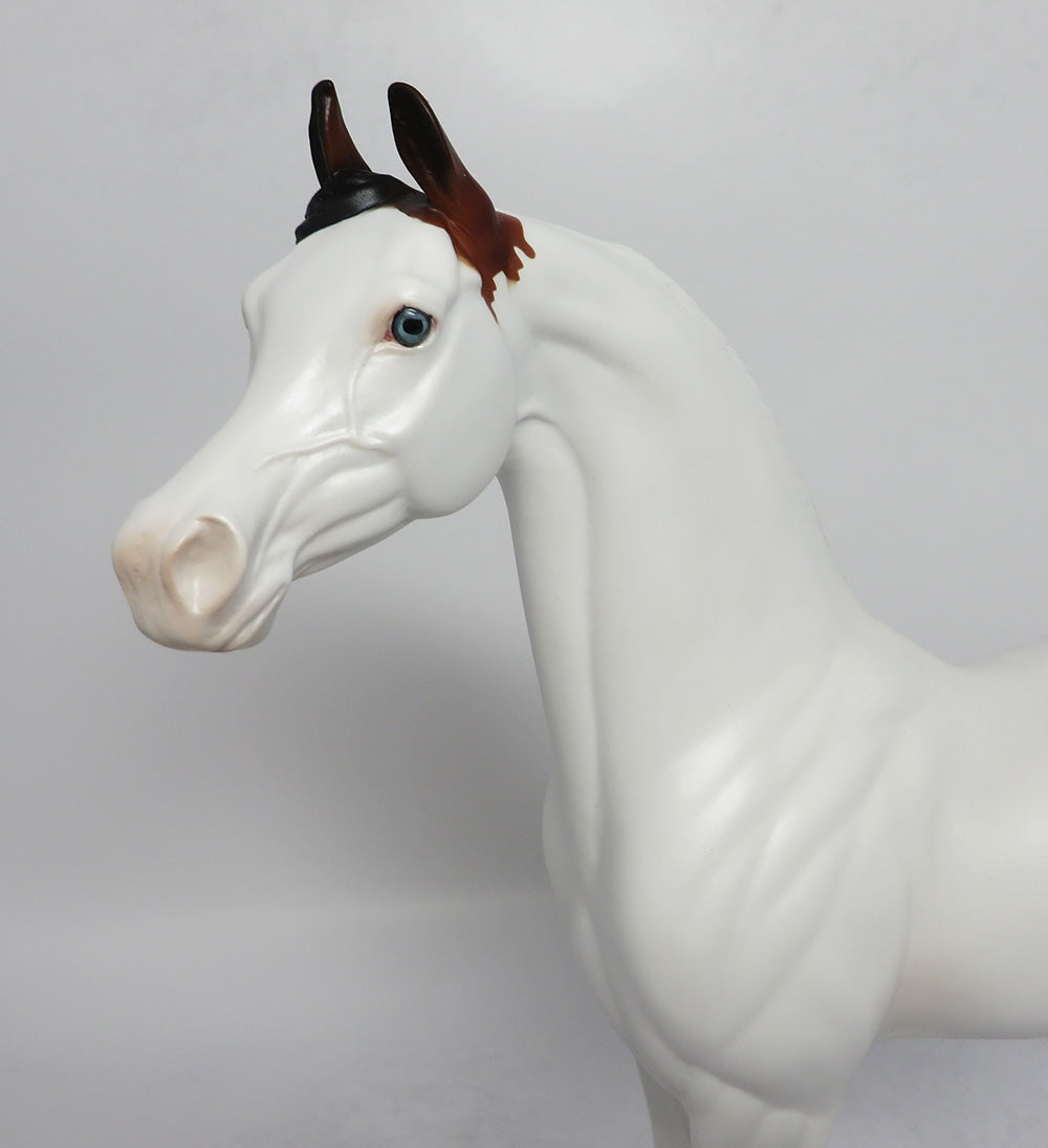 COWBOY HAT-OOAK BAY MEDICINE HAT ARABIAN MODEL HORSE BY CARRIE KELLER EQ 2018