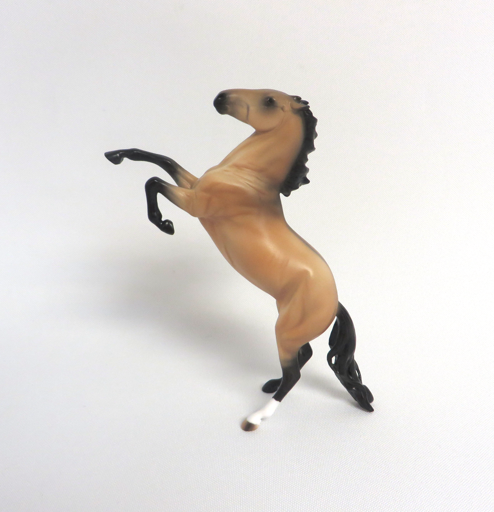 BURBERRY-LE-30 BUCKSKIN REARING PEBBLES STONE COUNTRY FAIR 2019