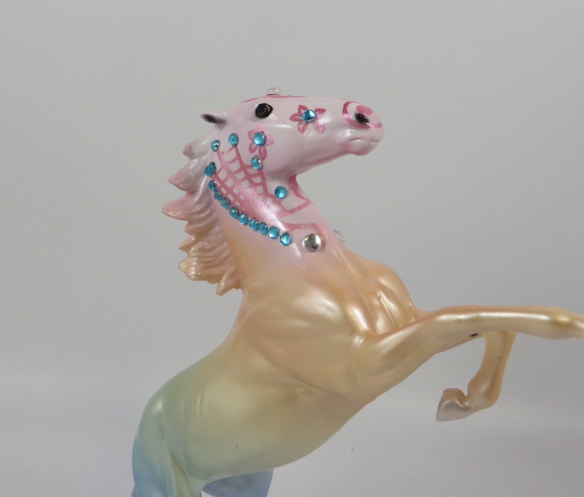 OMBRE-REARING PEBBLES SUGAR SKULL BY DAWN QUICK 9/6/19