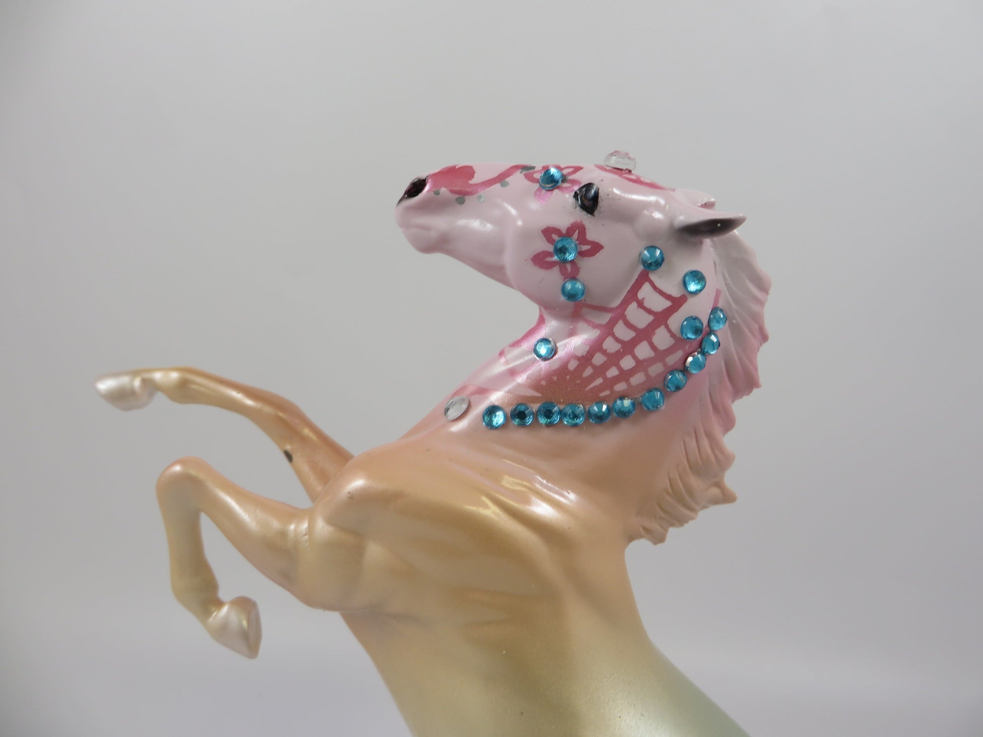 OMBRE-REARING PEBBLES SUGAR SKULL BY DAWN QUICK 9/6/19