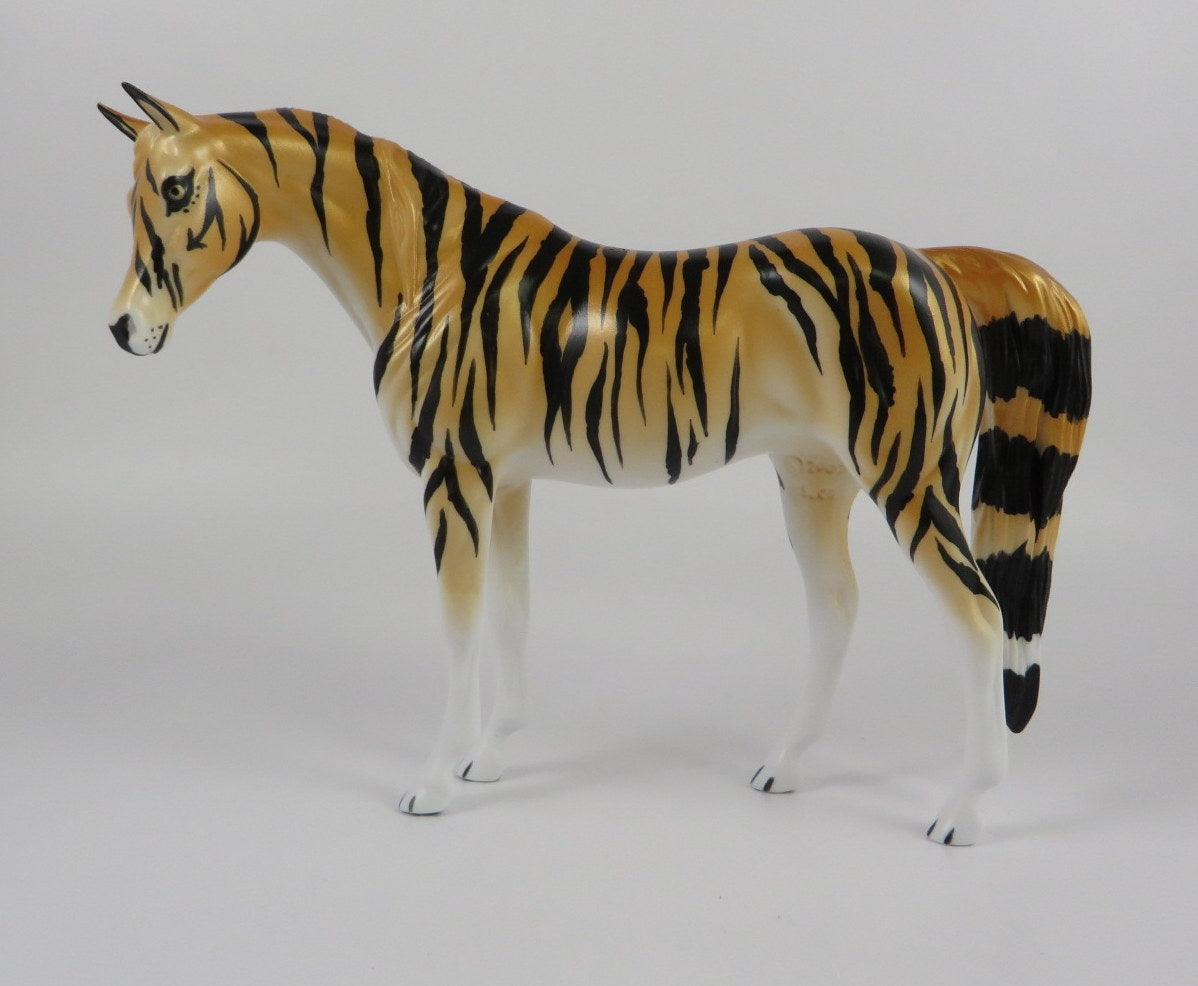 TIGER-LE-10 ARAB PEBBLES DECORATOR MODEL HORSE LHS 19