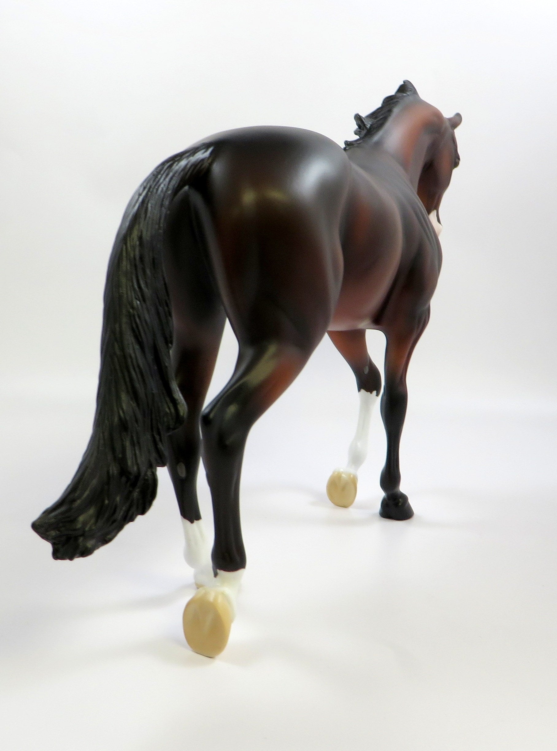 MACBETH-OOAK BAY THOROUGHBRED MODEL HORSE EQ  2019