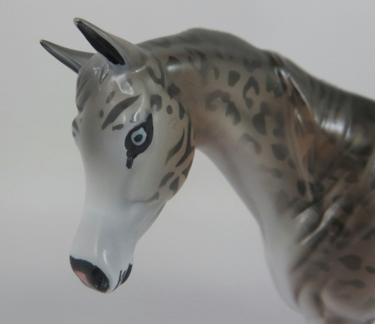 SNOW LEOPARD -- LE-10 SNOW LEOPARD ARABIAN PEBBLES BY DAWN QUICK LHS 19