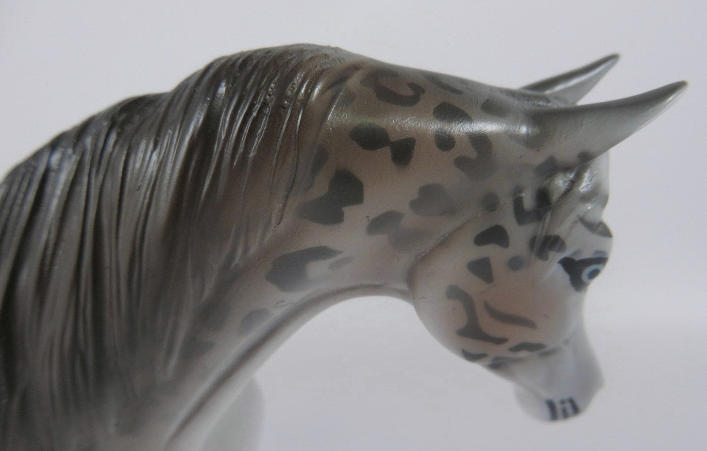 SNOW LEOPARD -- LE-10 SNOW LEOPARD ARABIAN PEBBLES BY DAWN QUICK LHS 19
