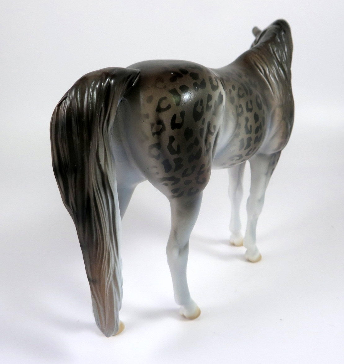 SNOW LEOPARD -- LE-10 SNOW LEOPARD ARABIAN PEBBLES BY DAWN QUICK LHS 19
