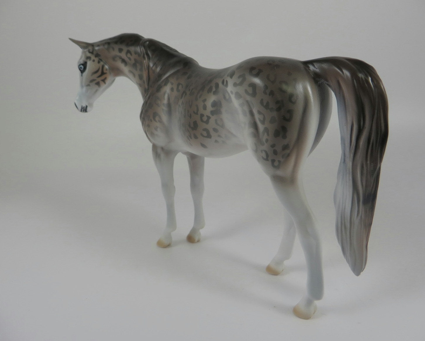 SNOW LEOPARD -- LE-10 SNOW LEOPARD ARABIAN PEBBLES BY DAWN QUICK LHS 19