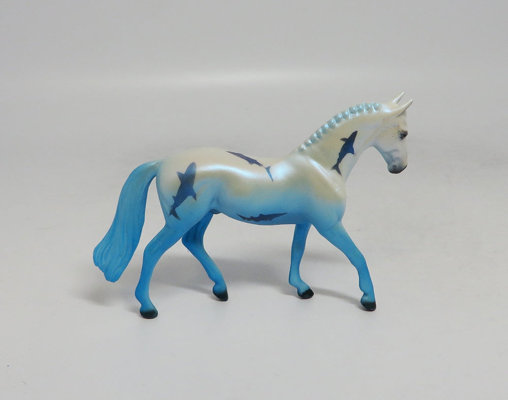 FEEDING FRENZY-LE-2 WARMBLOOD MODEL HORSE SW 18