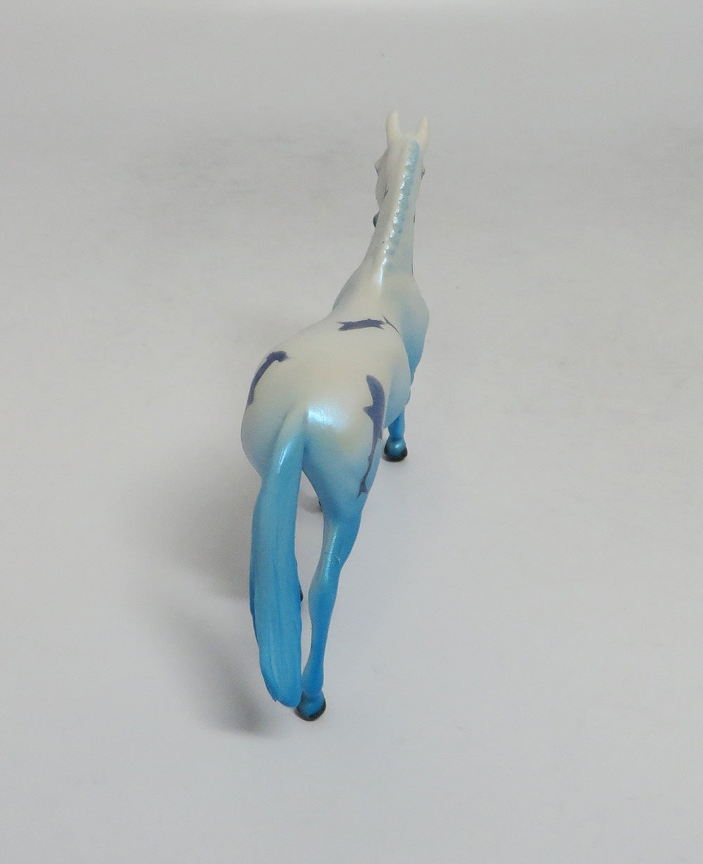 FEEDING FRENZY-LE-2 WARMBLOOD MODEL HORSE SW 18