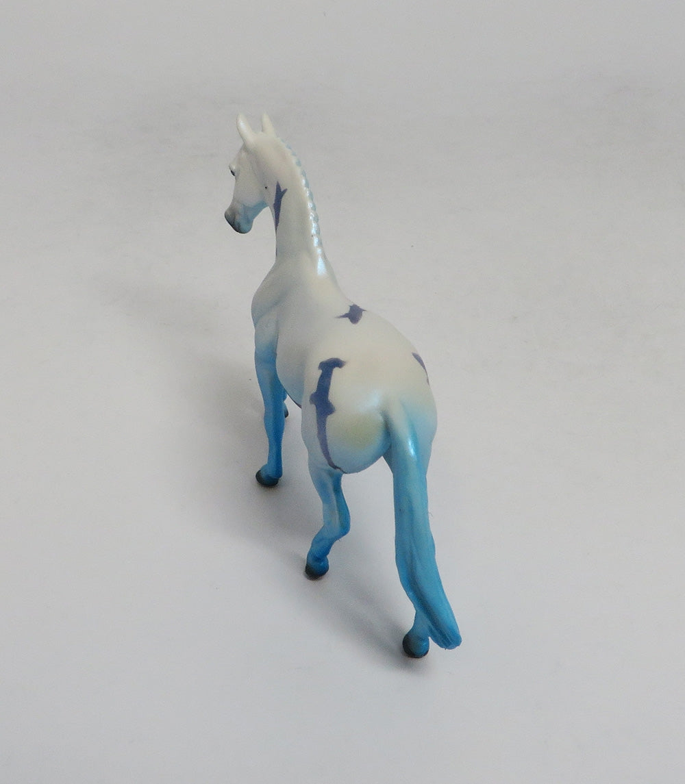 FEEDING FRENZY-LE-2 WARMBLOOD MODEL HORSE SW 18