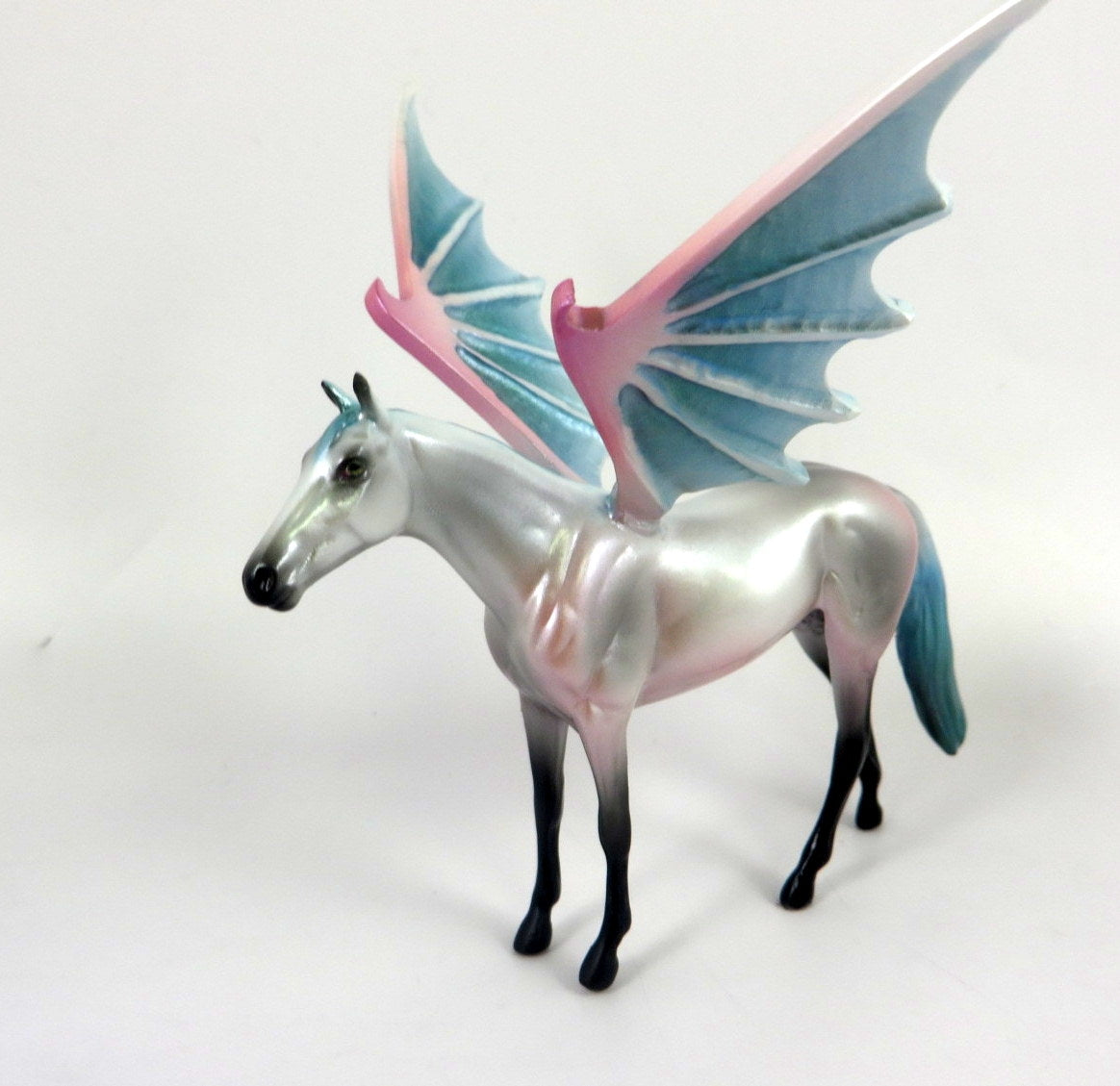 ARMAD-OOAK TURQUOISE/PINK THOROUGHBRED BAT CHIP DECORATOR BY MISSY FOX MM19