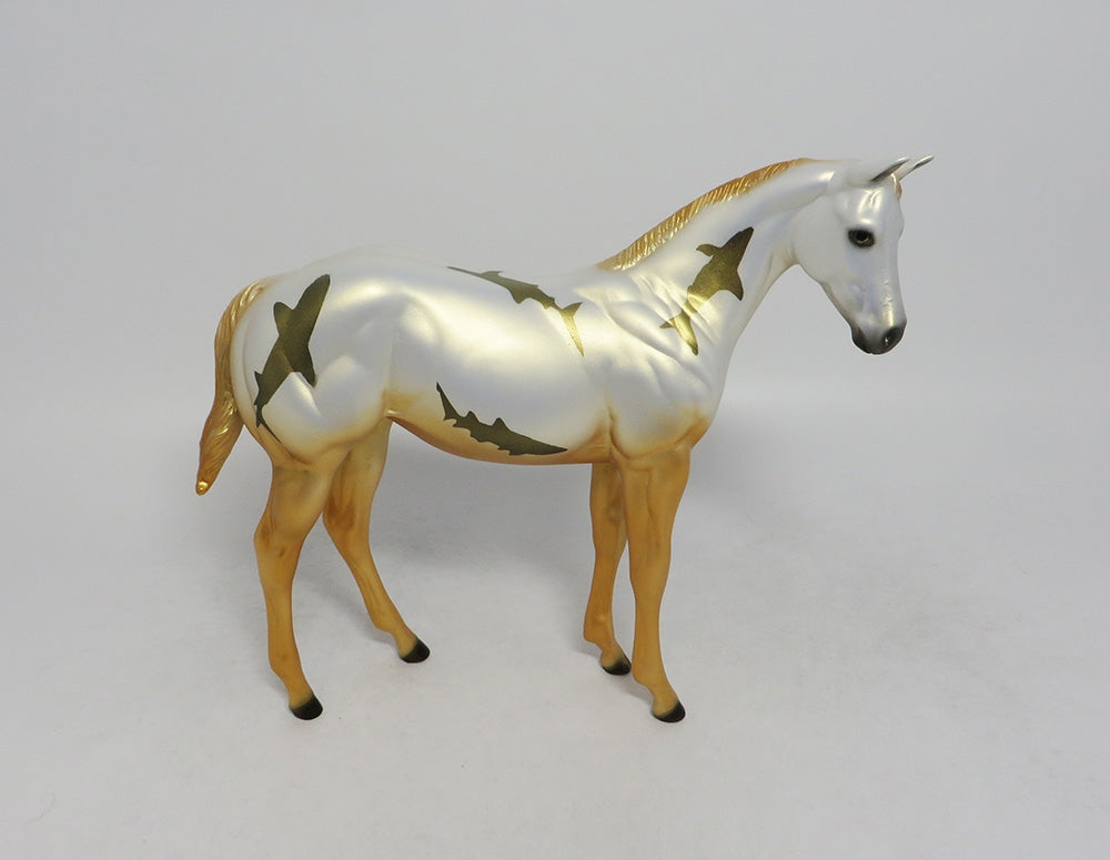 SHARK BAIT- GOLD WEANLING SHARK DECORATOR SW 2018