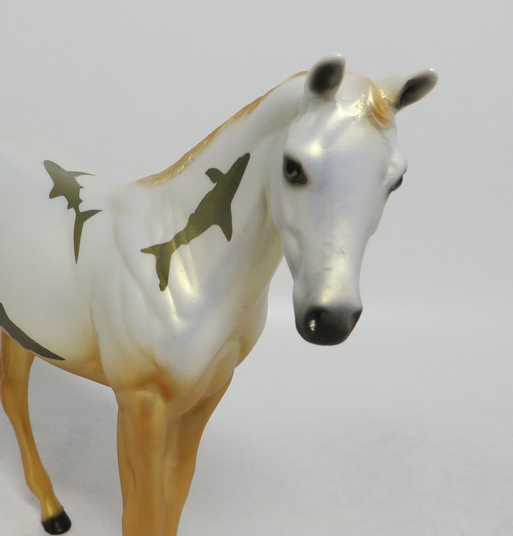 SHARK BAIT- GOLD WEANLING SHARK DECORATOR SW 2018