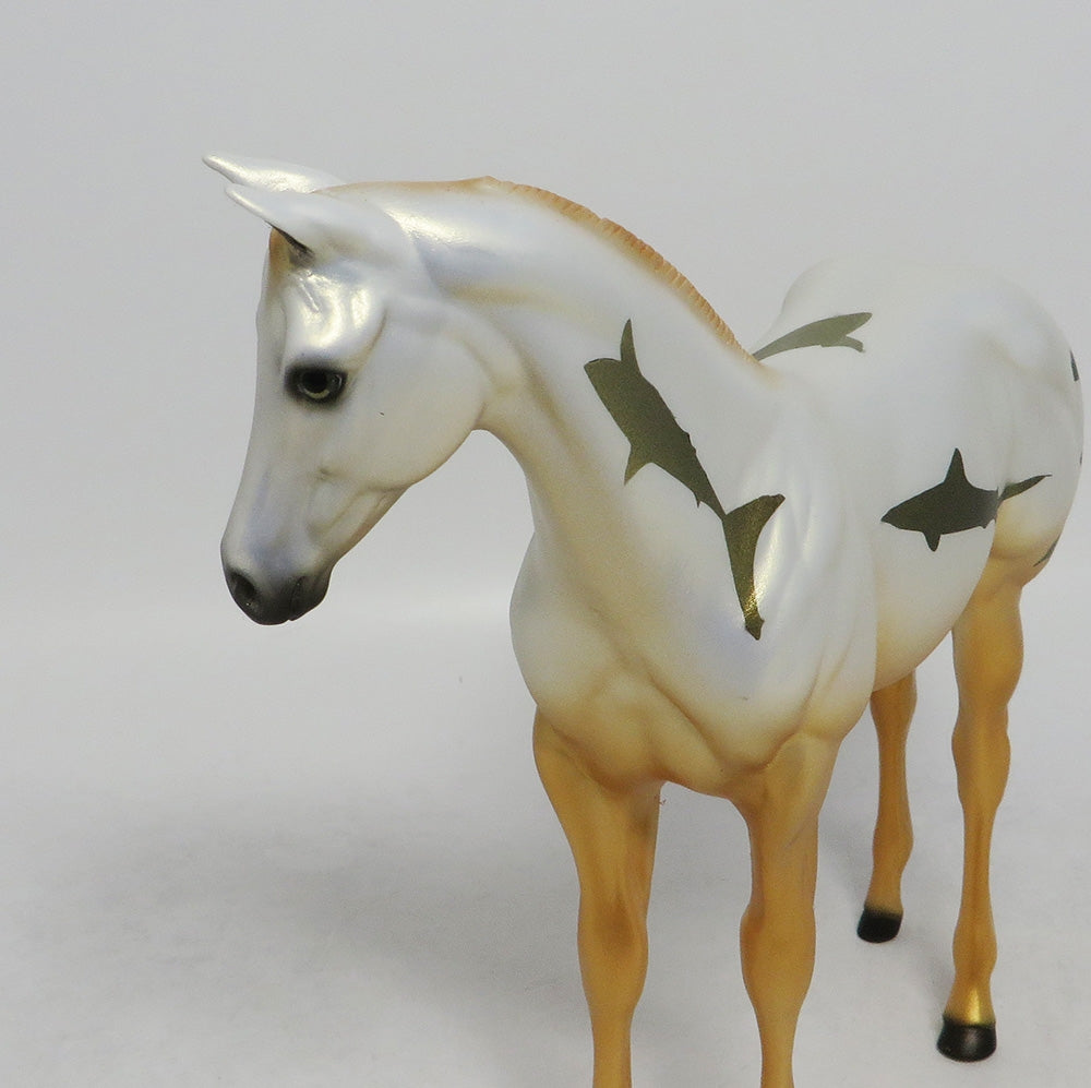 SHARK BAIT- GOLD WEANLING SHARK DECORATOR SW 2018