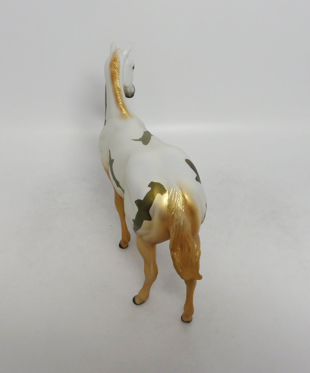 SHARK BAIT- GOLD WEANLING SHARK DECORATOR SW 2018