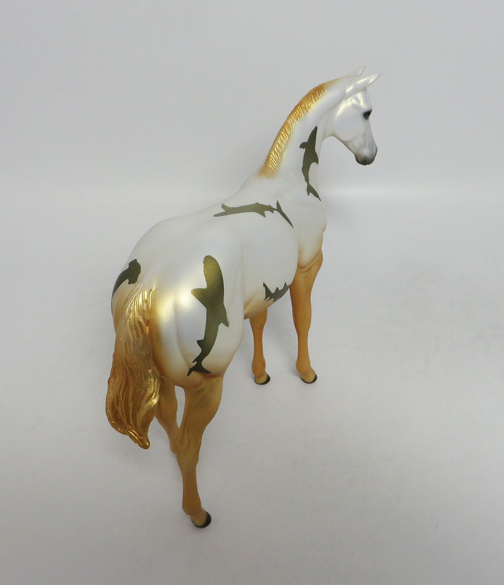 SHARK BAIT- GOLD WEANLING SHARK DECORATOR SW 2018