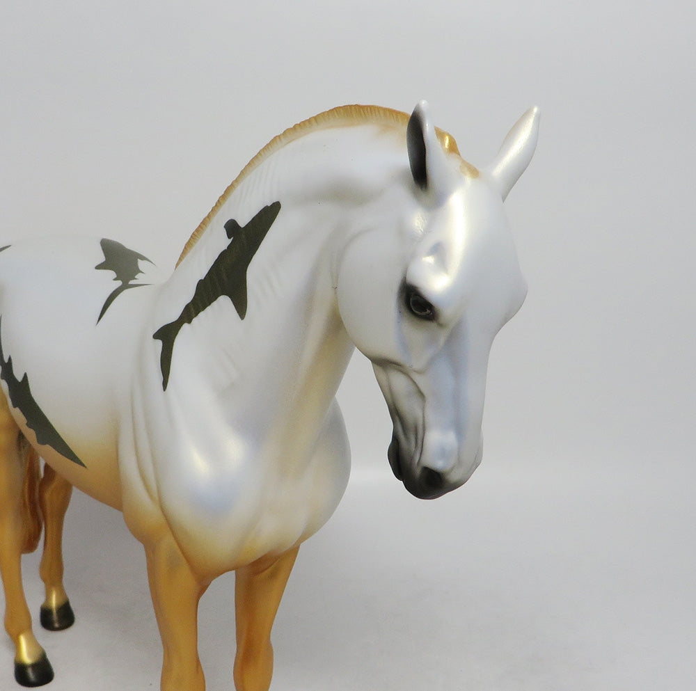 SHARK BAIT- GOLD ANDALUSIAN SHARK DECORATOR SW 2018