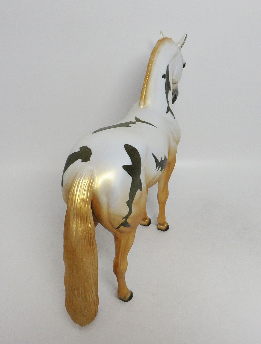 SHARK BAIT- GOLD ANDALUSIAN SHARK DECORATOR SW 2018