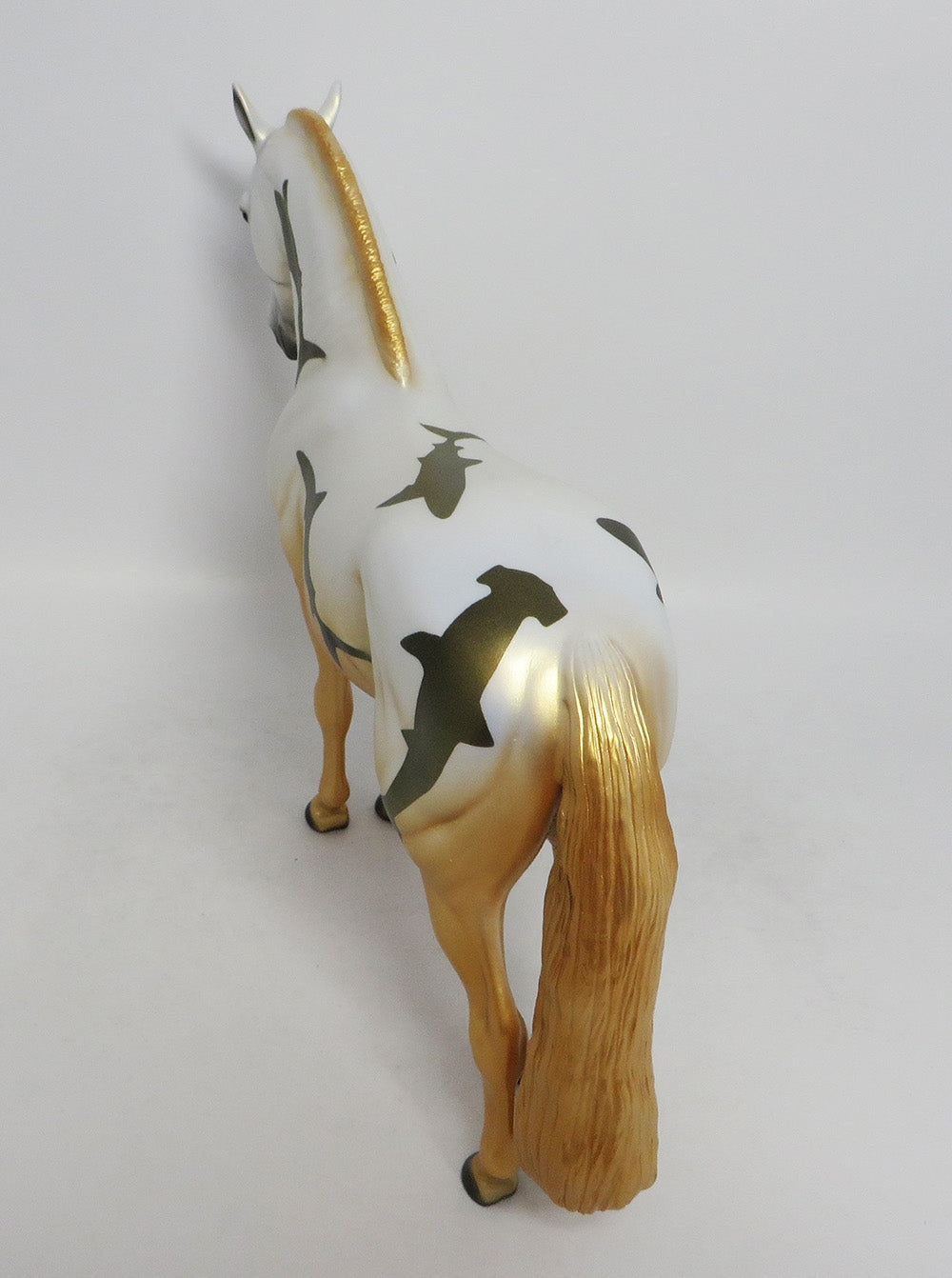 SHARK BAIT- GOLD ANDALUSIAN SHARK DECORATOR SW 2018