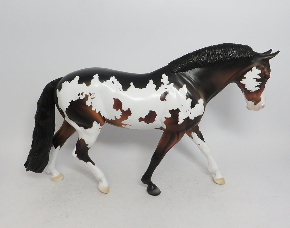 MALACHI-LE-3 BAY PINTO IRISH DRAFT MODEL HORSE WHS 2018