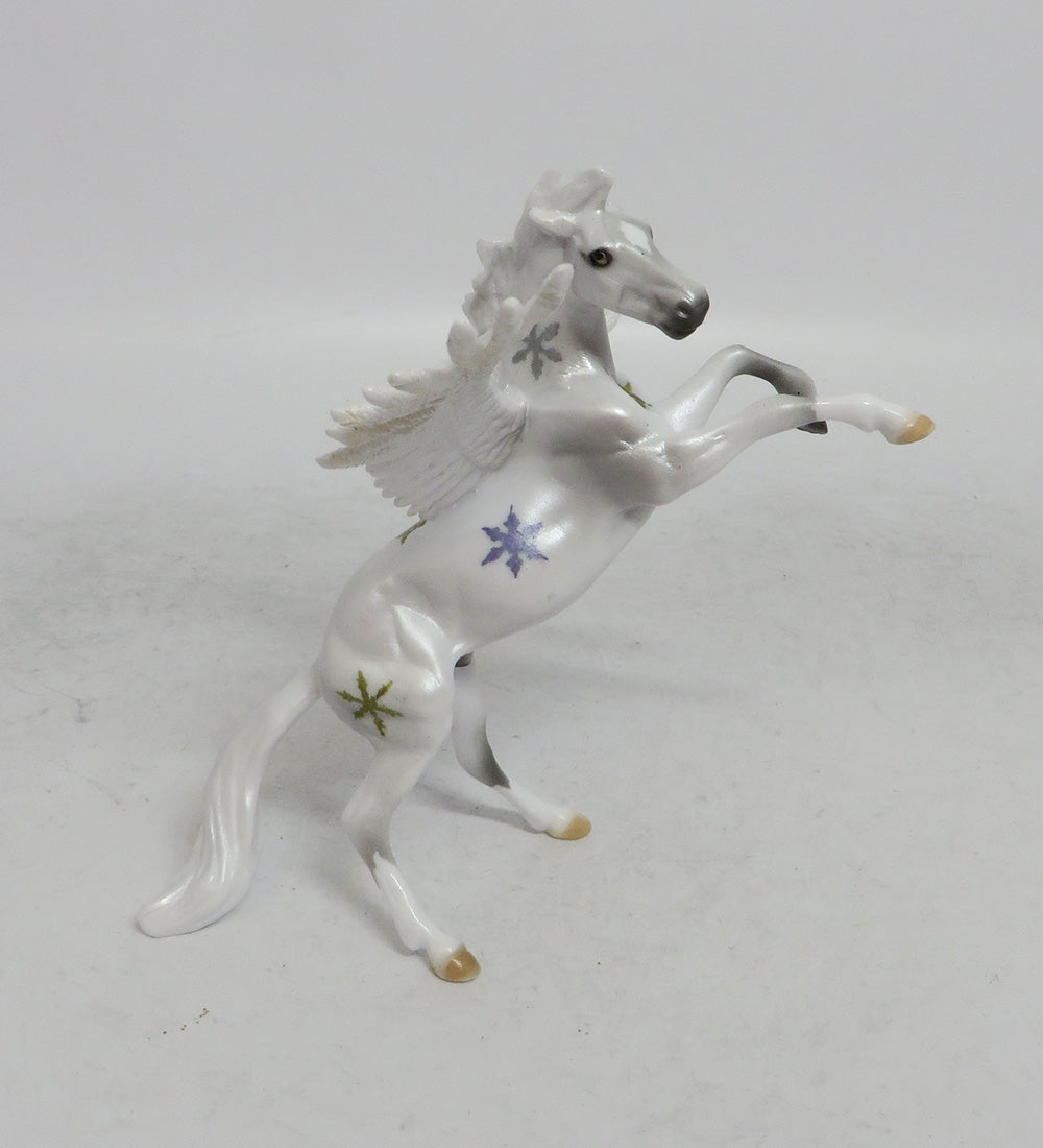 BLANC - OOAK WHITE RAINBOW DECORATOR FEATHER WING SNOWFLAKE CHIP