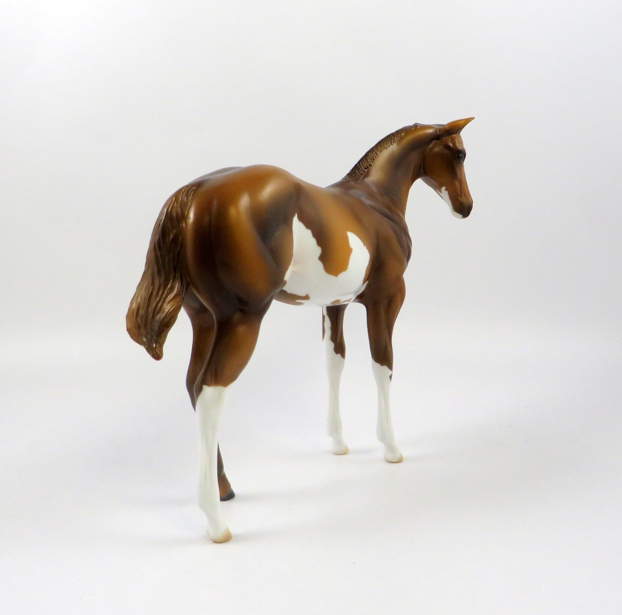 DROYN-OOAK CHESTNUT PAINT MODEL HORSE EQ 19