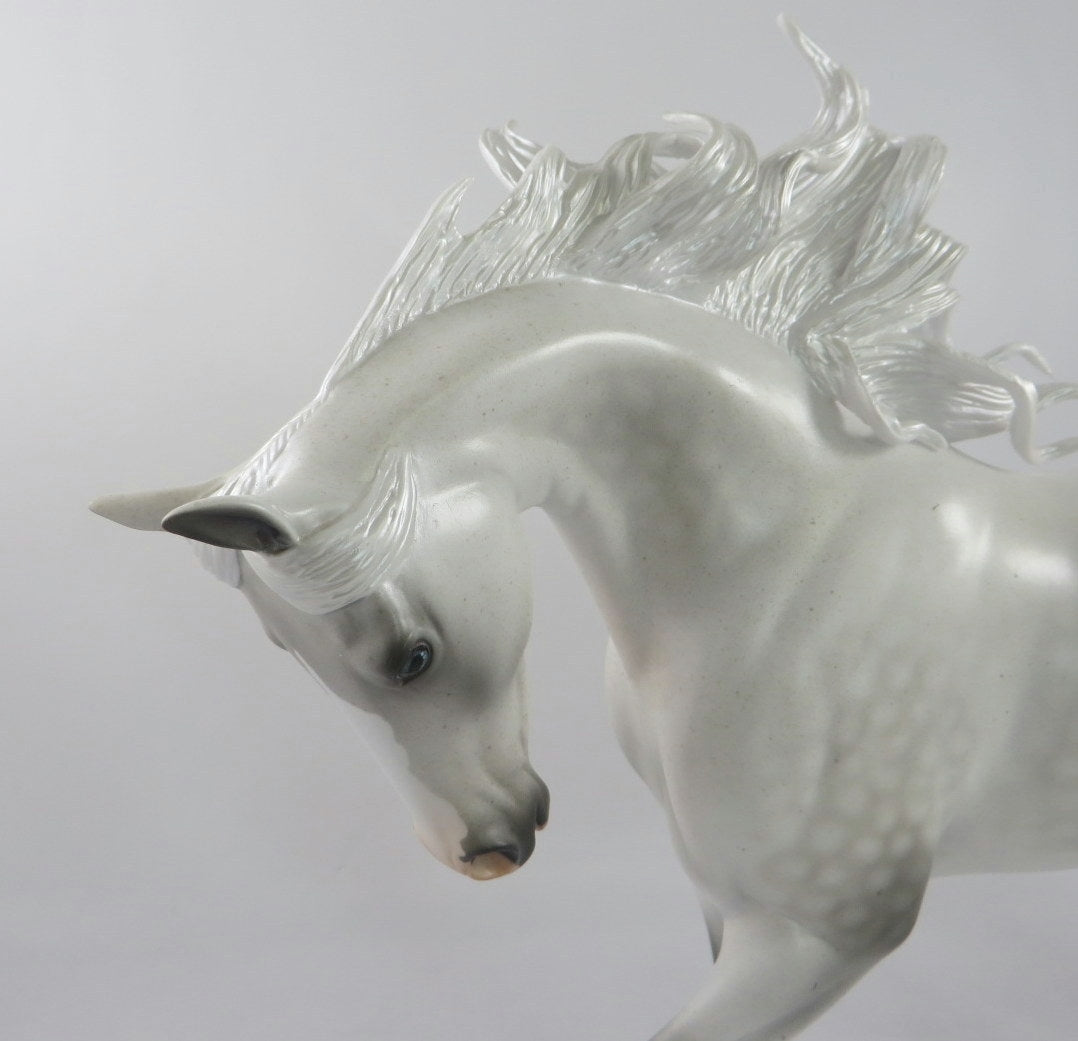 HUNTER&#39;S MOON LE-34 DAPPLE GREY/WHITE THOROUGHBRED MM 2019