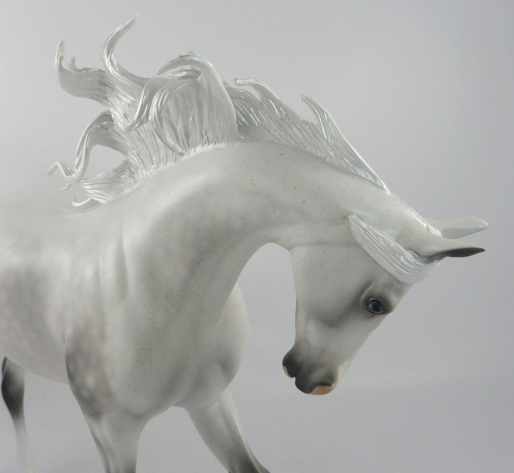 HUNTER&#39;S MOON LE-34 DAPPLE GREY/WHITE THOROUGHBRED MM 2019