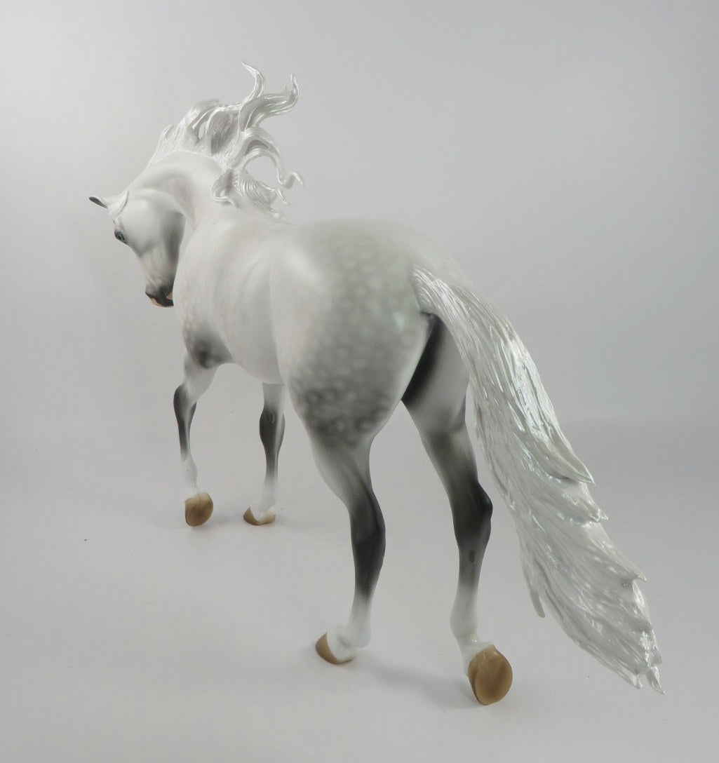 HUNTER&#39;S MOON LE-34 DAPPLE GREY/WHITE THOROUGHBRED MM 2019