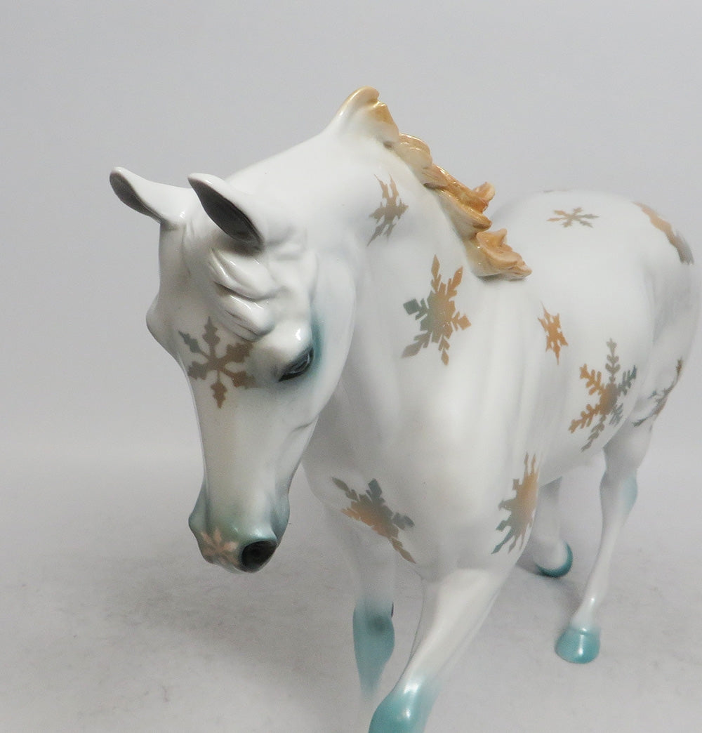 PARSON BROWN-OOAK SNOWFLAKE THOROUGHBRED MODEL HORSE WHS