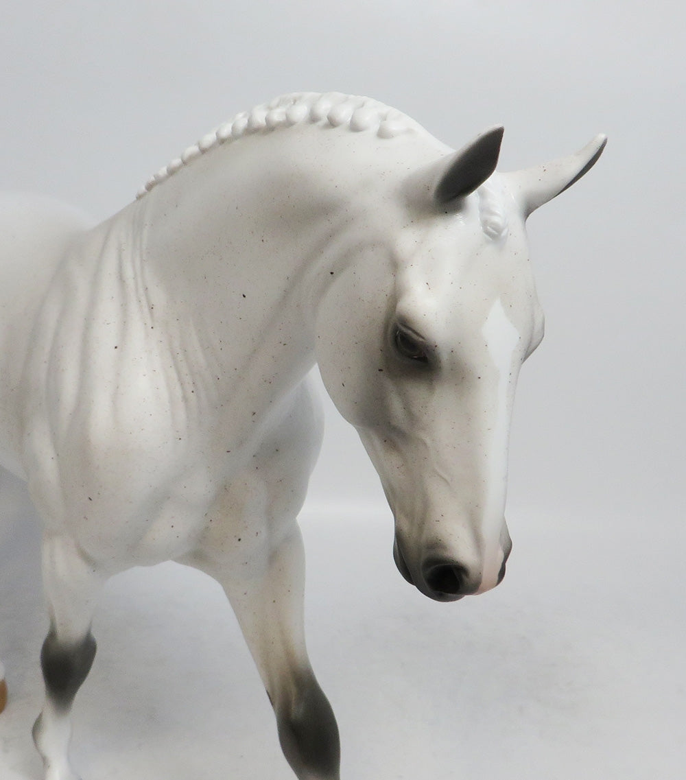 MR. SNOWMAN-LE-15 FLEABIT IRISH DRAFTER MODEL HORSE 12/7