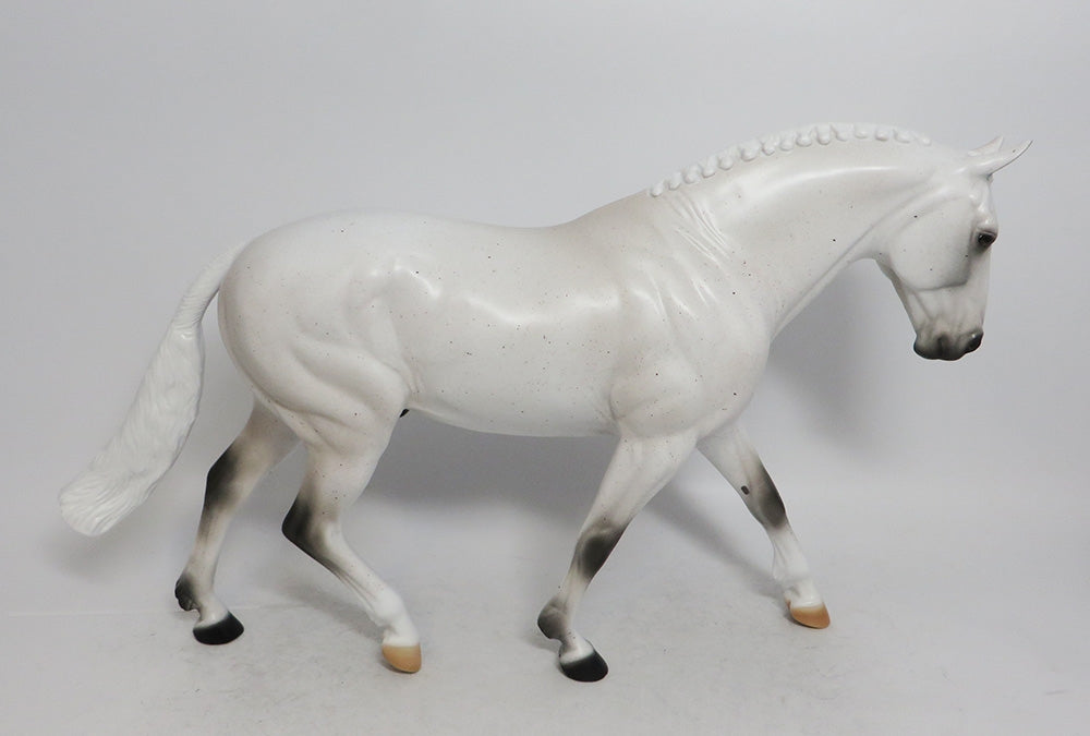 MR. SNOWMAN-LE-15 FLEABIT IRISH DRAFTER MODEL HORSE 12/7
