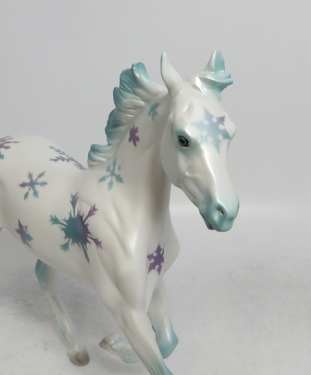 CRISP-OOAK SNOWFLAKE HOLIDAY DECO YEARLING 12/7