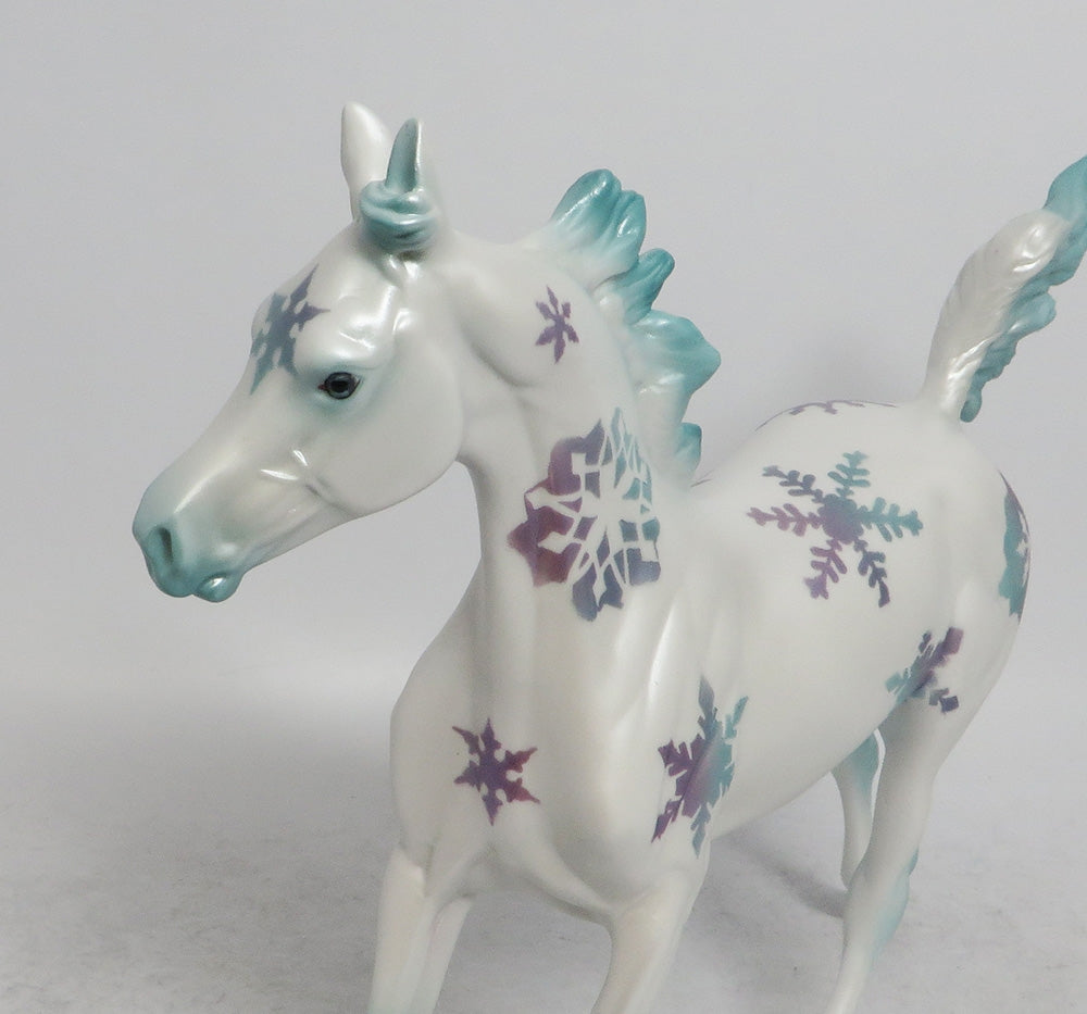 CRISP-OOAK SNOWFLAKE HOLIDAY DECO YEARLING 12/7