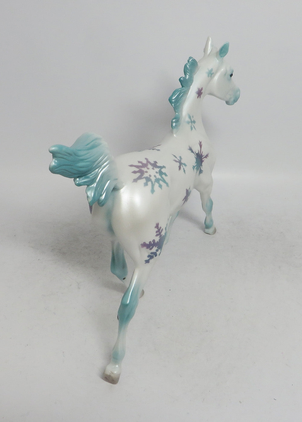 CRISP-OOAK SNOWFLAKE HOLIDAY DECO YEARLING 12/7