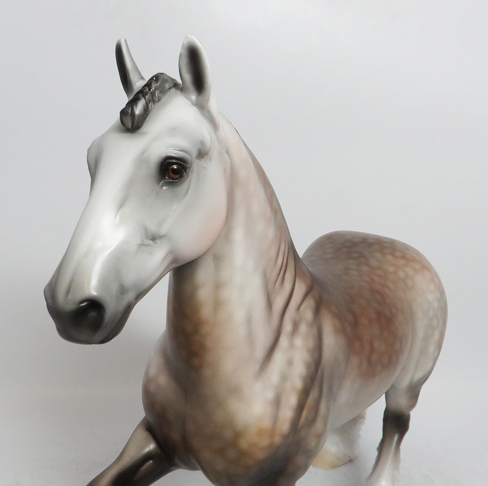 CLAUS II -LE-5 DAPPLE ROSE GREY TROTTING DRAFTER MODEL HORSE 12/21/18