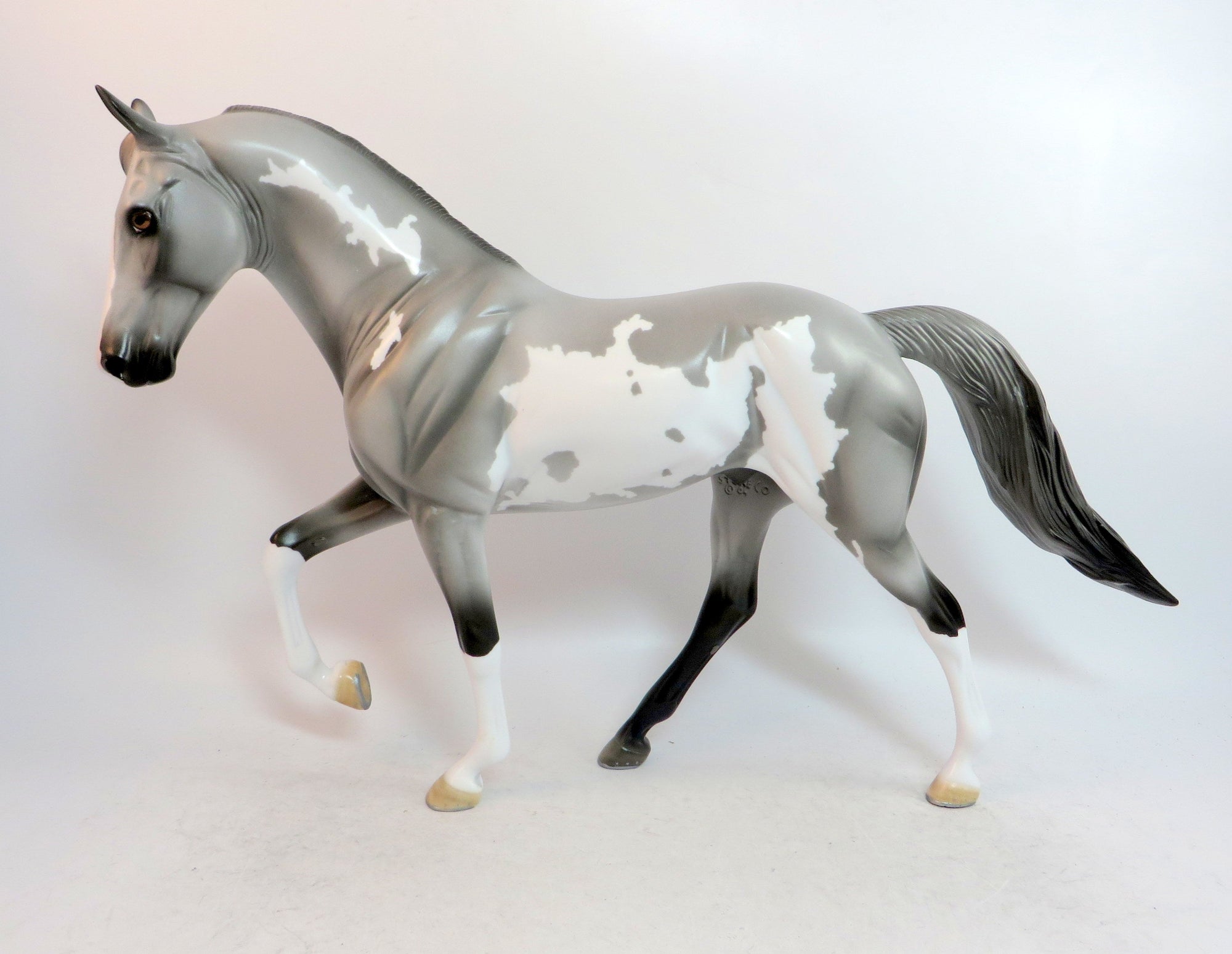 GRANITE KNIGHT-LE-5-GREY PINTO TENNESSEE WALKER MODEL HORSE 1/10/19