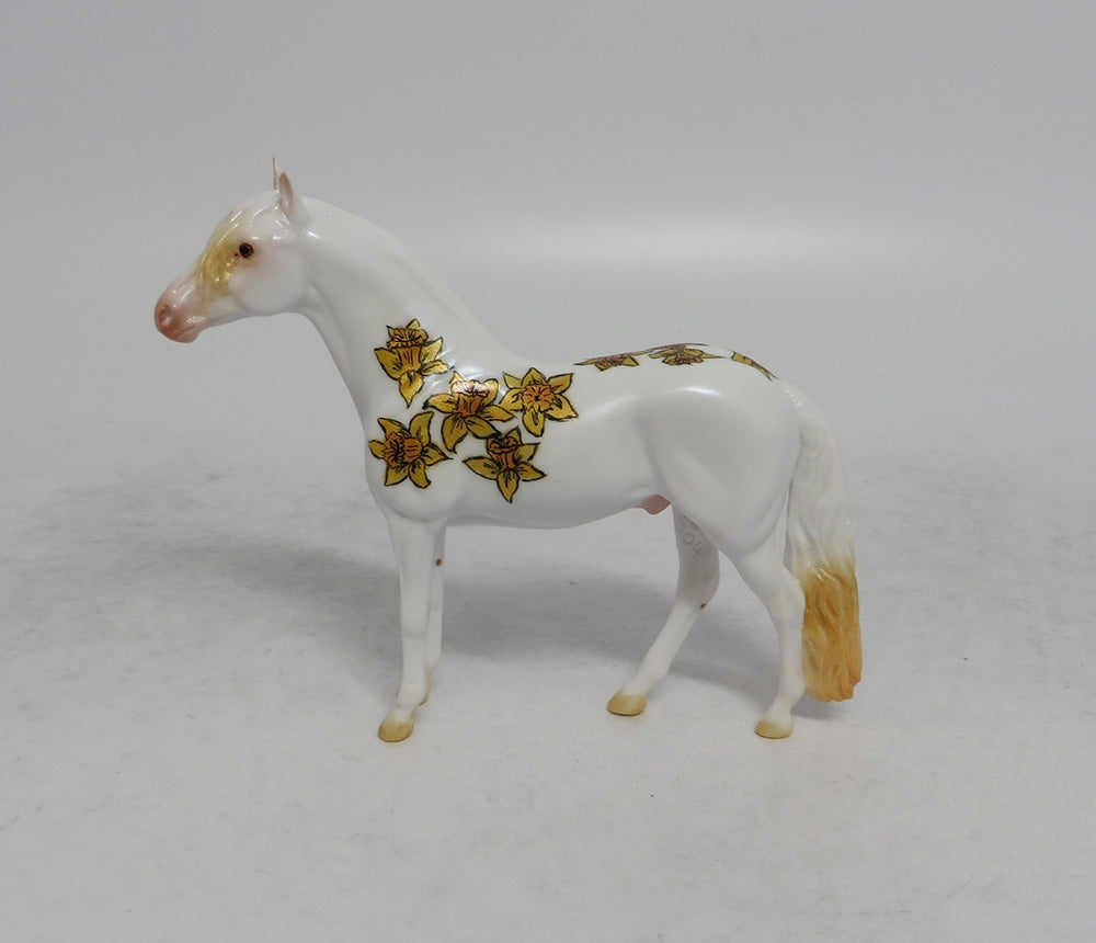 DAPNE - OOAK WHITE AND YELLOW FLOWER DECORATOR ANDALUSIAN CHIP EQ2018