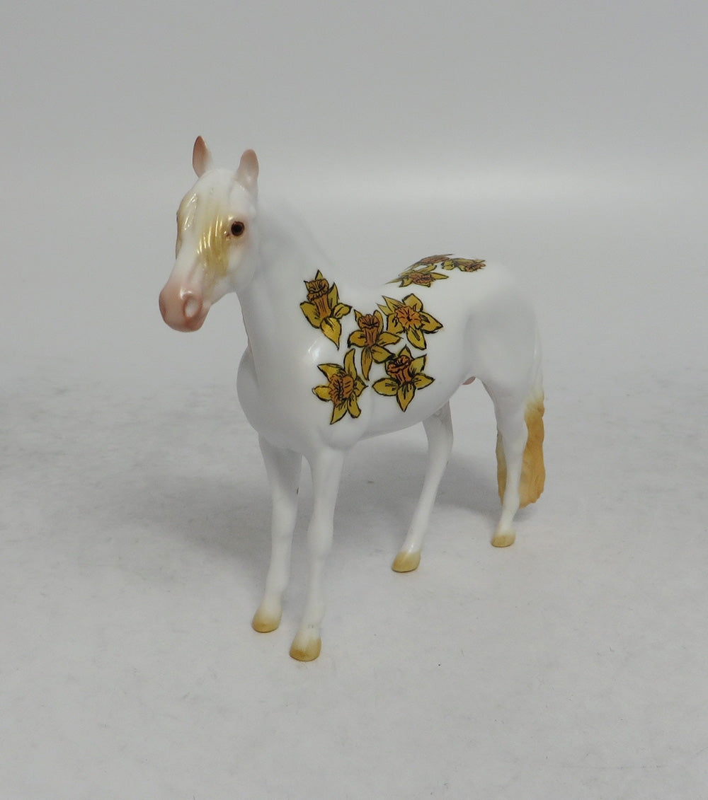 DAPNE - OOAK WHITE AND YELLOW FLOWER DECORATOR ANDALUSIAN CHIP EQ2018