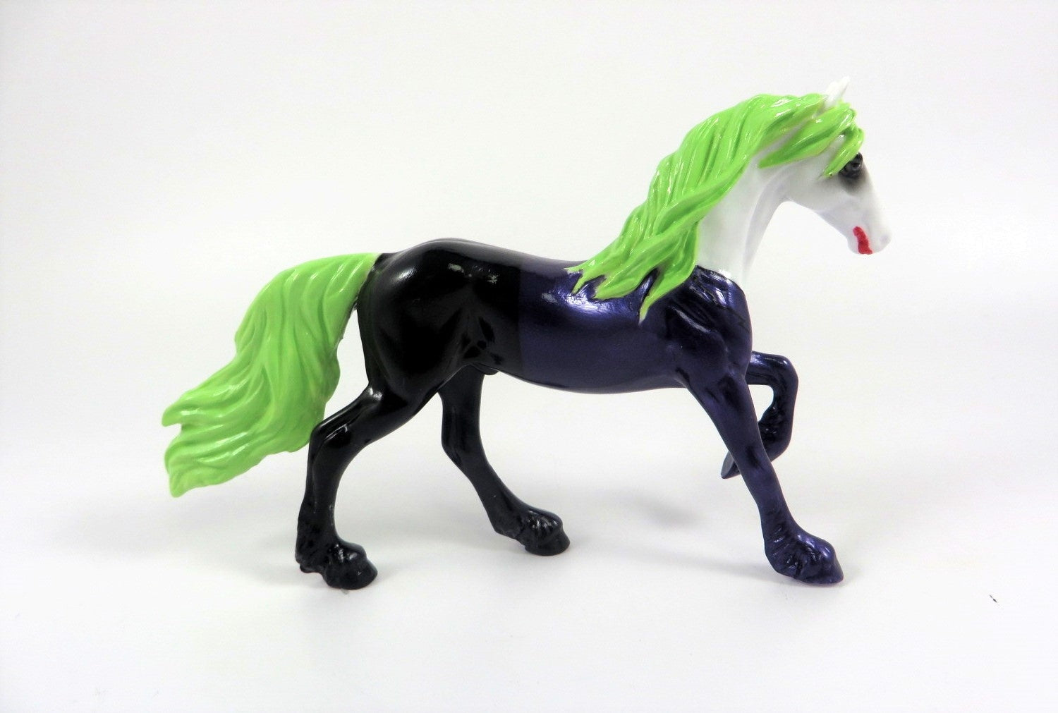 JOKER-OOAK WHITE/PURPLE/BLACK/LIME FRESIAN BAT CHIP DECORATOR BY KAYLA WESSE MM19