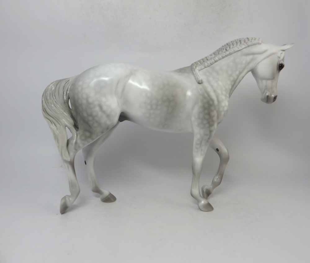 TROPHY-LE-5 LIGHT DAPPLE GREY THOROUGHBRED CM MANE AND TAIL BY DAWN QUICK SB19