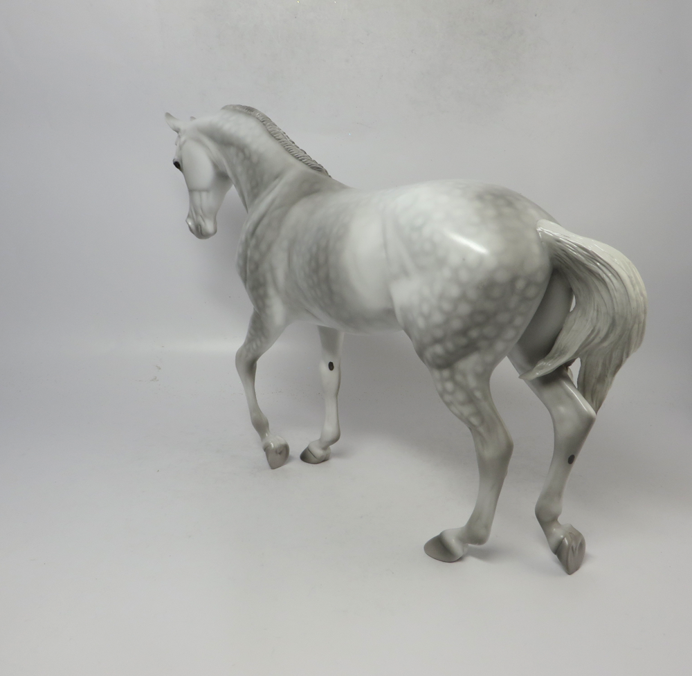TROPHY-LE-5 LIGHT DAPPLE GREY THOROUGHBRED CM MANE AND TAIL BY DAWN QUICK SB19