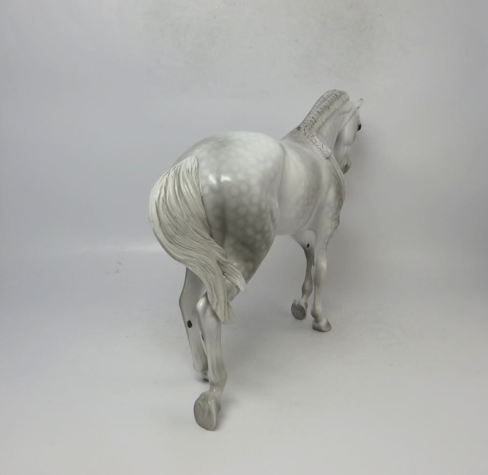 TROPHY-LE-5 LIGHT DAPPLE GREY THOROUGHBRED CM MANE AND TAIL BY DAWN QUICK SB19